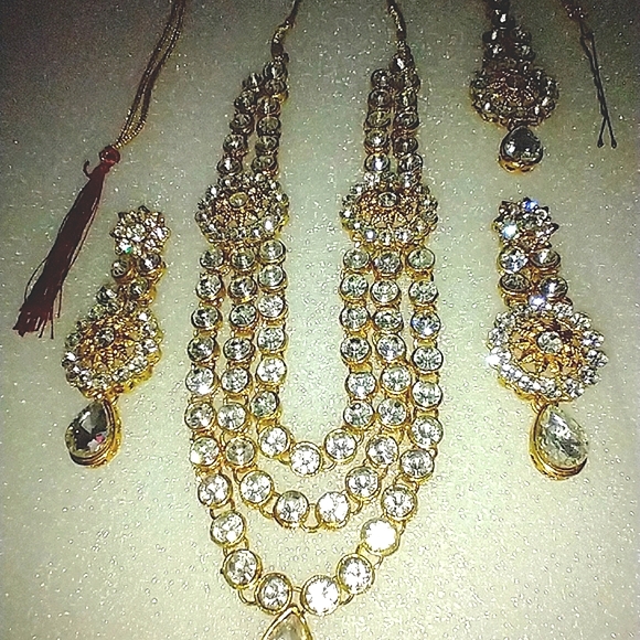 Necklace Set Gold Tone Crystal jewelry Set - Picture 9 of 12